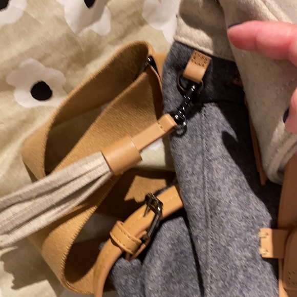 EUC like new Petra Messenger Bag. Where business meets savvy. Eco savvy! - Picture 4 of 11